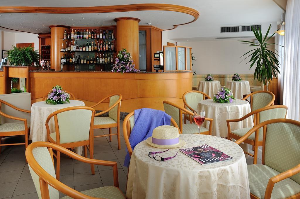 Hotel Helios Diano Marina Exterior photo